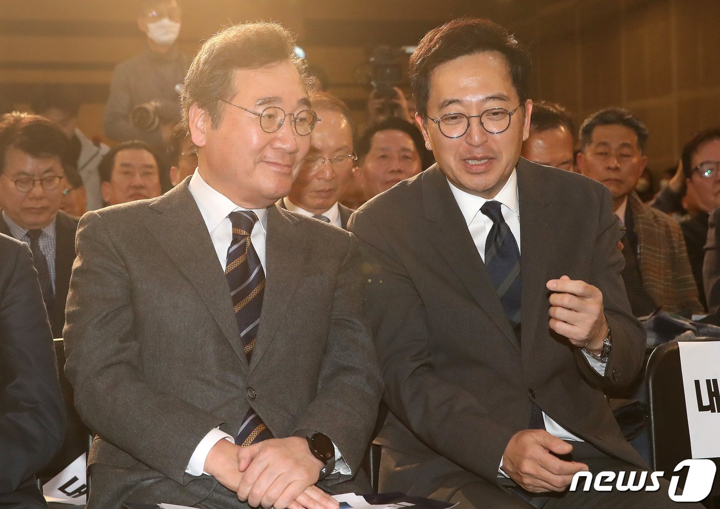 본문 이미지 - 이낙연 전 더불어민주당 대표와 금태섭 새로운선택 공동대표가 16일 오후 서울 동작구 서울여성플라자에서 열린 새로운미래(가칭) 창당발기인대회에서 이야기를 나누고 있다. 2024.1.16/뉴스1 ⓒ News1 임세영 기자