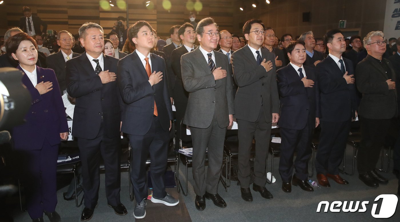 본문 이미지 - 이낙연 전 더불어민주당 대표, 이준석 개혁신당(가칭) 정강정책위원장, 금태섭 새로운선택 공동대표 등 참석자들이 16일 오후 서울 동작구 서울여성플라자에서 열린 새로운미래(가칭) 창당발기인대회에서 국민의례를 하고 있다. 2024.1.16/뉴스1 ⓒ News1 임세영 기자