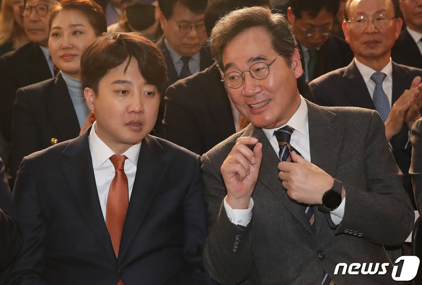 본문 이미지 - 이낙연 전 더불어민주당 대표와 이준석 개혁신당(가칭) 정강정책위원장이 16일 오후 서울 동작구 서울여성플라자에서 열린 새로운미래(가칭) 창당발기인대회에서 이야기를 나누고 있다./뉴스1 ⓒ News1 임세영 기자