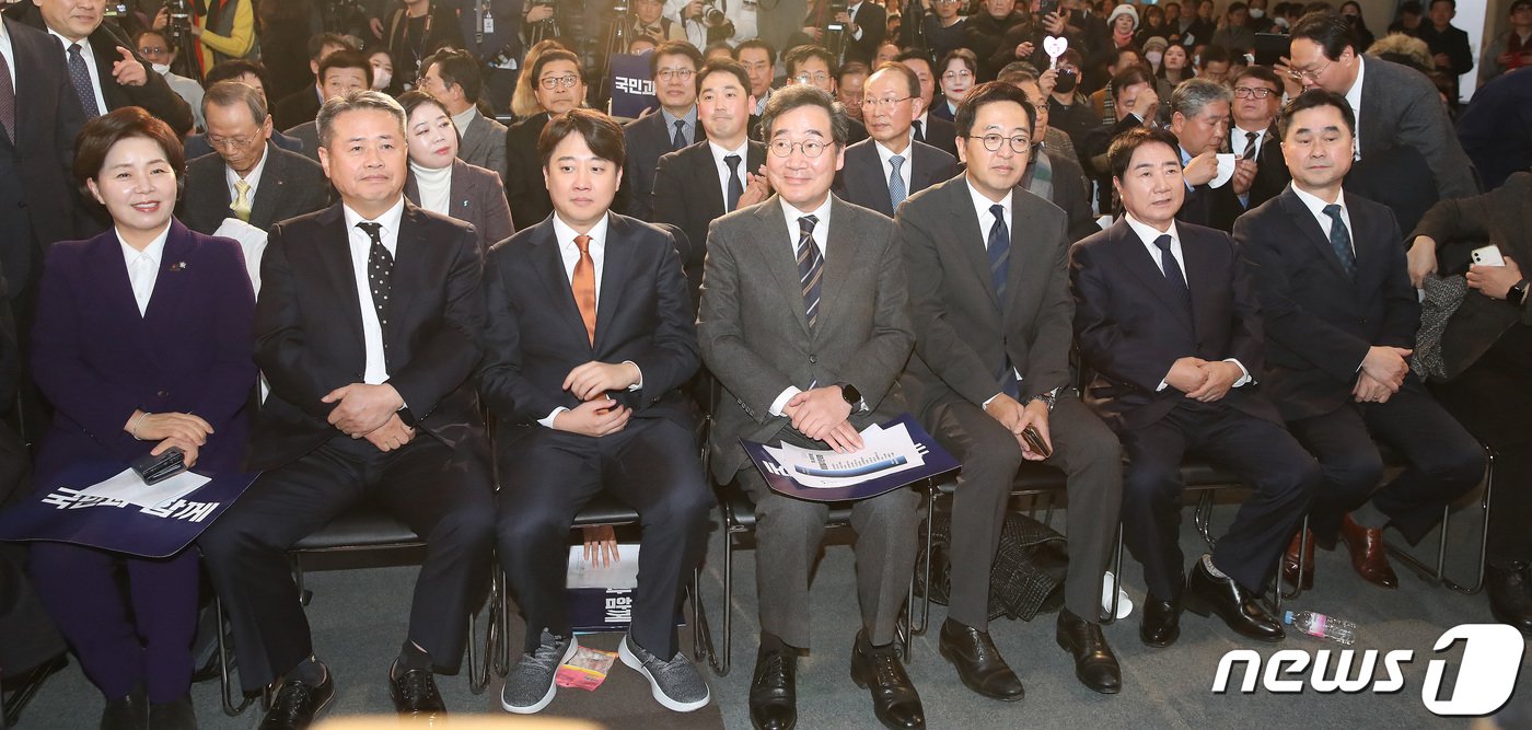 본문 이미지 - 이낙연 전 더불어민주당 대표, 이준석 개혁신당(가칭) 정강정책위원장, 금태섭 새로운선택 공동대표 등 참석자들이 16일 오후 서울 동작구 서울여성플라자에서 열린 새로운미래(가칭) 창당발기인대회에서 자리에 앉아 있다. 2024.1.16/뉴스1 ⓒ News1 임세영 기자