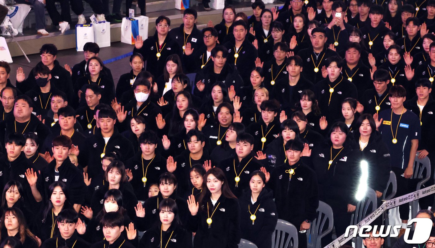 16일 오후 서울 송파구 올림픽공원 핸드볼경기장에서 열린 2024 체육인대회에서 국가대표 선수들이 선서를 하고 있다. 2024.1.16/뉴스1 ⓒ News1 김명섭 기자