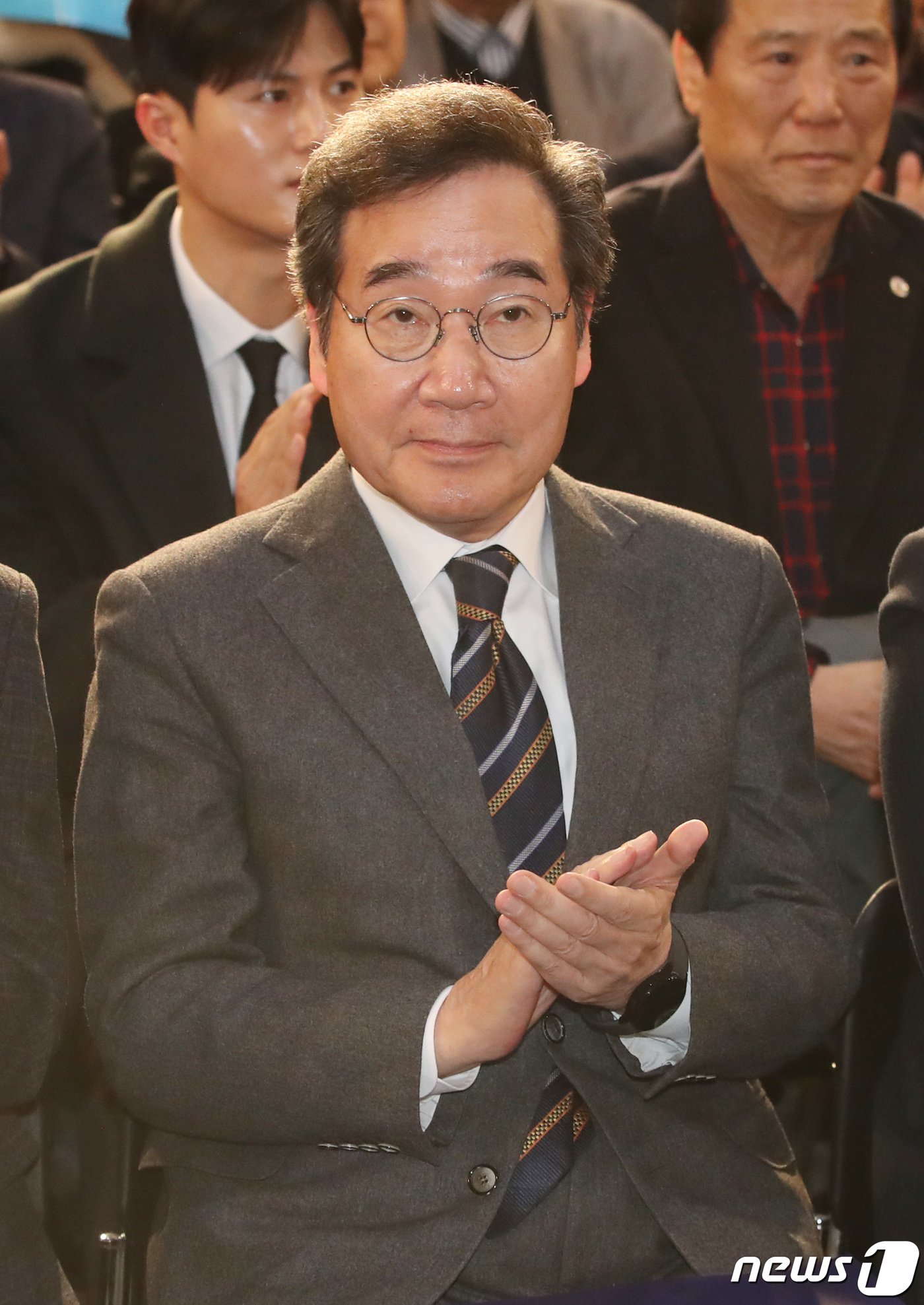 본문 이미지 - 이낙연 전 더불어민주당 대표가 16일 오후 서울 동작구 서울여성플라자에서 열린 새로운미래(가칭) 창당발기인대회에서 박수를 치고 있다. 2024.1.16/뉴스1 ⓒ News1 임세영 기자