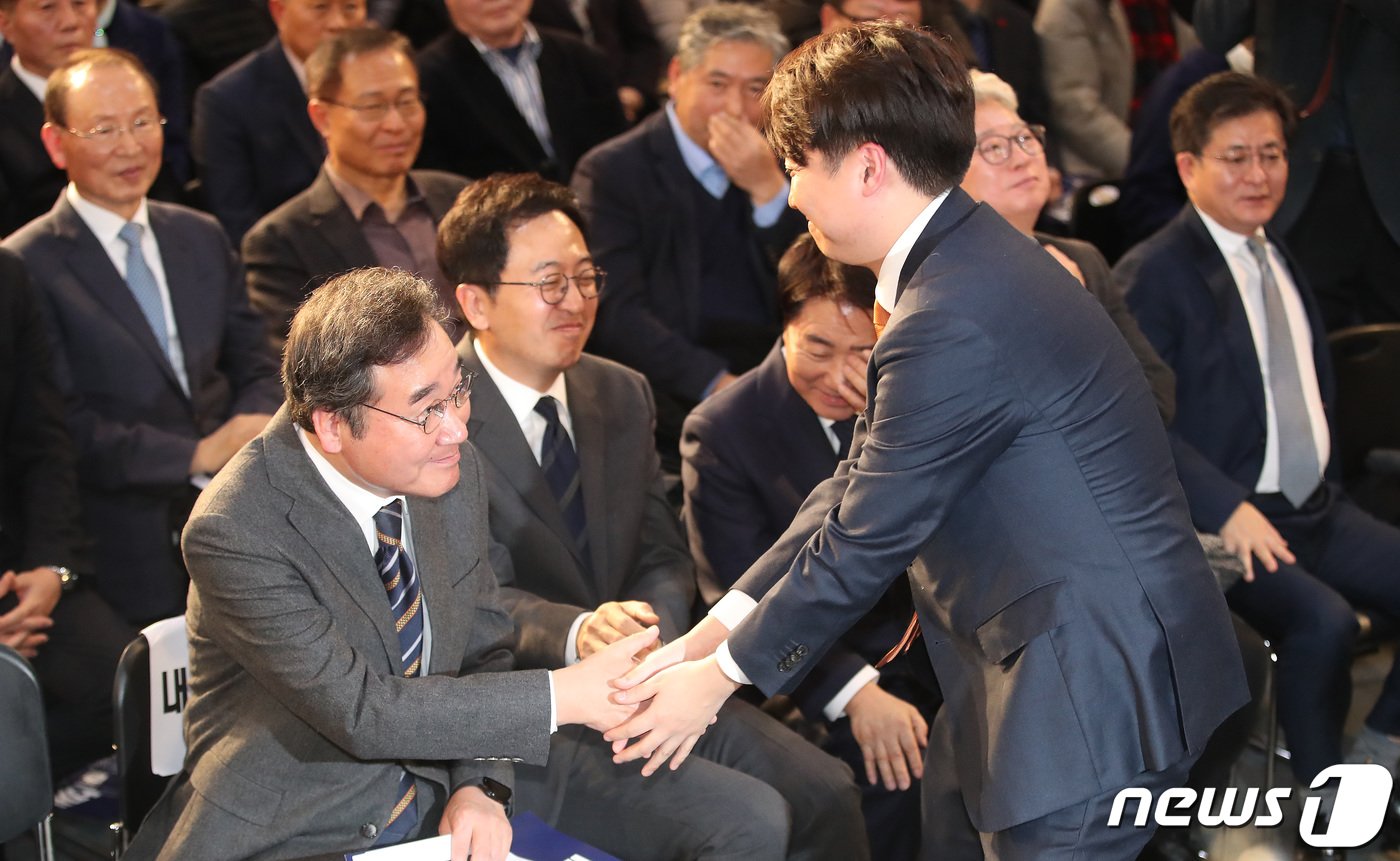 이낙연 전 더불어민주당 대표와 이준석 개혁신당&#40;가칭&#41; 정강정책위원장이 16일 오후 서울 동작구 서울여성플라자에서 열린 새로운미래&#40;가칭&#41; 창당발기인대회에서 악수를 나누고 있다. 2024.1.16/뉴스1 ⓒ News1 임세영 기자