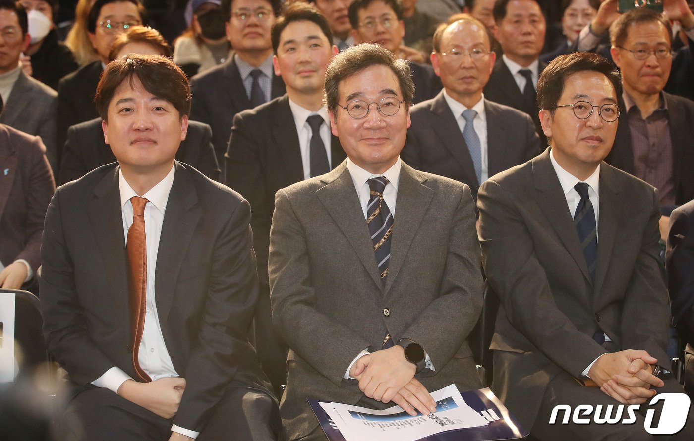 본문 이미지 - 이낙연 전 더불어민주당 대표, 이준석 개혁신당(가칭) 정강정책위원장, 금태섭 새로운선택 공동대표 등 참석자들이 16일 오후 서울 동작구 서울여성플라자에서 열린 새로운미래(가칭) 창당발기인대회에서 자리에 앉아 있다. 2024.1.16/뉴스1 ⓒ News1 임세영 기자