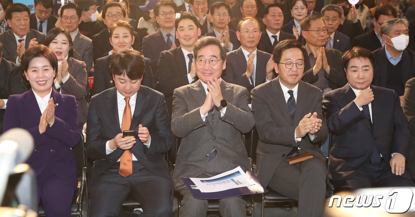 이낙연 전 더불어민주당 대표, 이준석 개혁신당&#40;가칭&#41; 정강정책위원장, 금태섭 새로운선택 공동대표 등 참석자들이 16일 오후 서울 동작구 서울여성플라자에서 열린 새로운미래&#40;가칭&#41; 창당발기인대회에서 박수를 치고 있다. 2024.1.16/뉴스1 ⓒ News1 임세영 기자