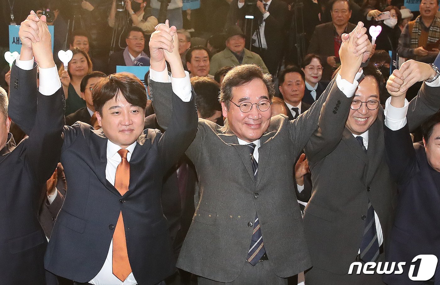 본문 이미지 - 이낙연 전 더불어민주당 대표, 이준석 개혁신당(가칭) 정강정책위원장, 금태섭 새로운선택 공동대표 등 참석자들이 16일 오후 서울 동작구 서울여성플라자에서 열린 새로운미래(가칭) 창당발기인대회에서 손을 들어 올리고 있다. 2024.1.16/뉴스1 ⓒ News1 임세영 기자