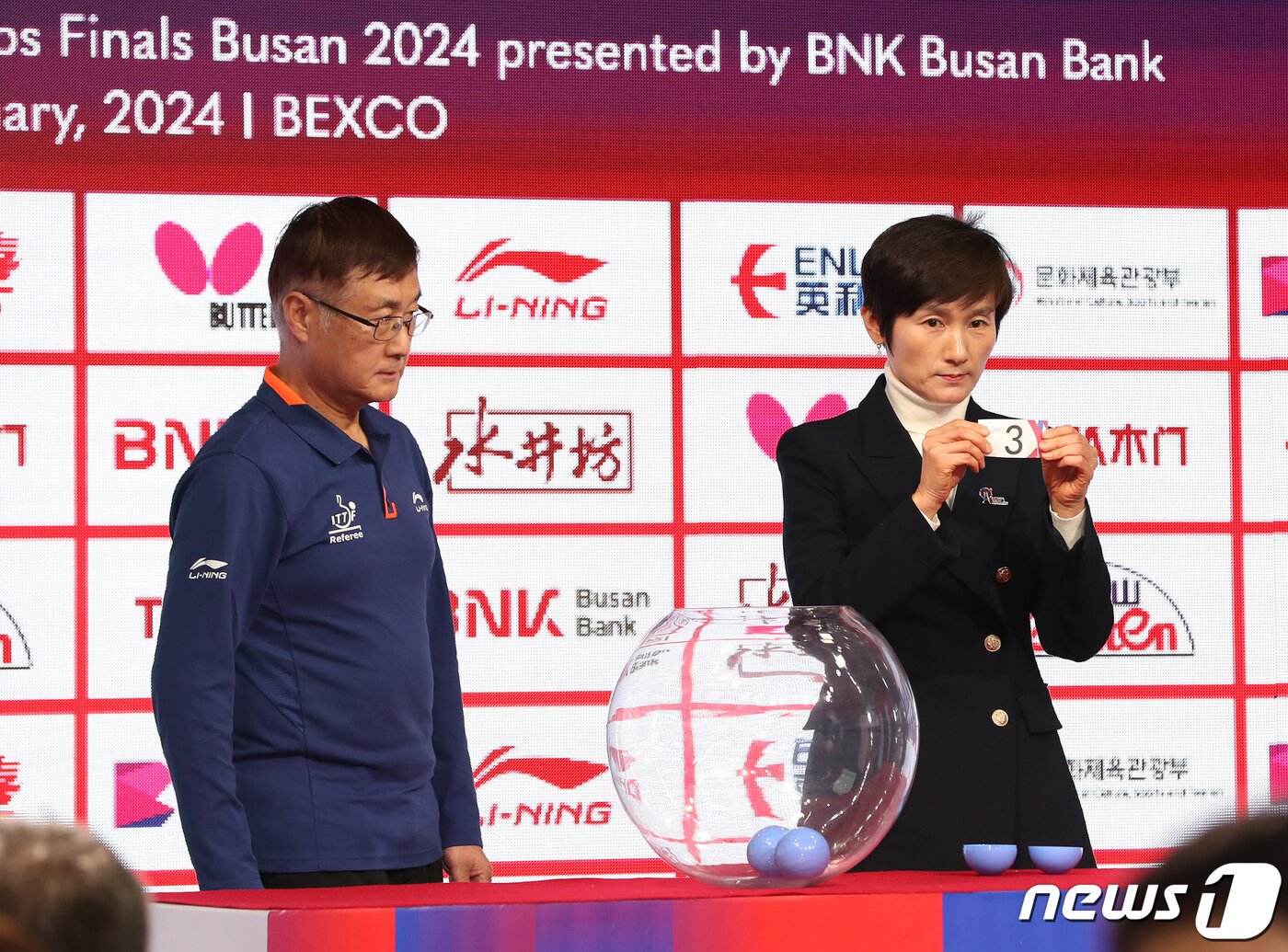 본문 이미지 - 16일 오후 부산 이스포츠경기장에서 열린 &#39;BNK부산은행 2024 부산세계탁구선수권대회&#39; 그룹 예선 조 추첨식에서 부산이 배출한 탁구 레전드 현정화가 조 추첨을 하고 있다.024.1.16/뉴스1 ⓒ News1 윤일지 기자