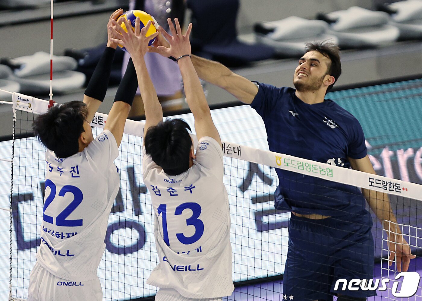 본문 이미지 - 16일 오후 인천 계양체육관에서 열린 남자 프로배구 도드람 2023-2024 V리그 대한항공과 삼성화재의 경기에서 대한항공 무라드 칸이 삼성화재 김우진과 김준우의 블로킹에 공격이 막히고 있다. 2024.1.16/뉴스1 ⓒ News1 박정호 기자