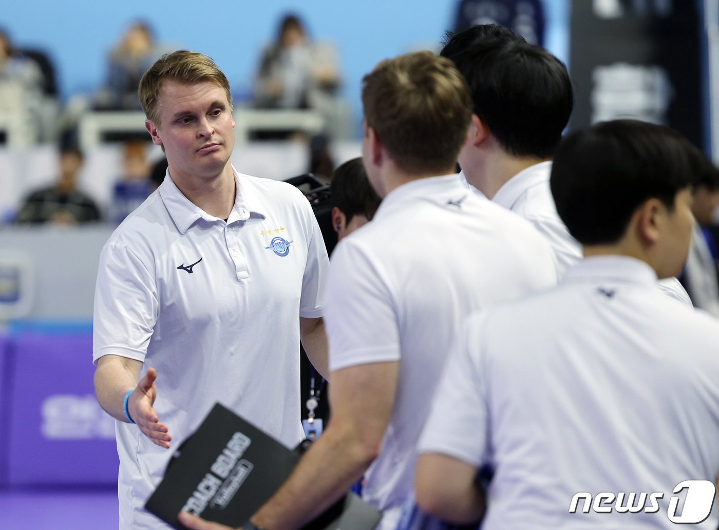 본문 이미지 - 대한항공 토미 틸리카이넨 감독이16일 오후 인천 계양체육관에서 열린 남자 프로배구 도드람 2023-2024 V리그 대한항공과 삼성화재의 경기에서 세트스코어 3:0으로 2연승을 거둔 뒤 코칭스태프와 인사를 나누고 있다. 2024.1.16/뉴스1 ⓒ News1 박정호 기자