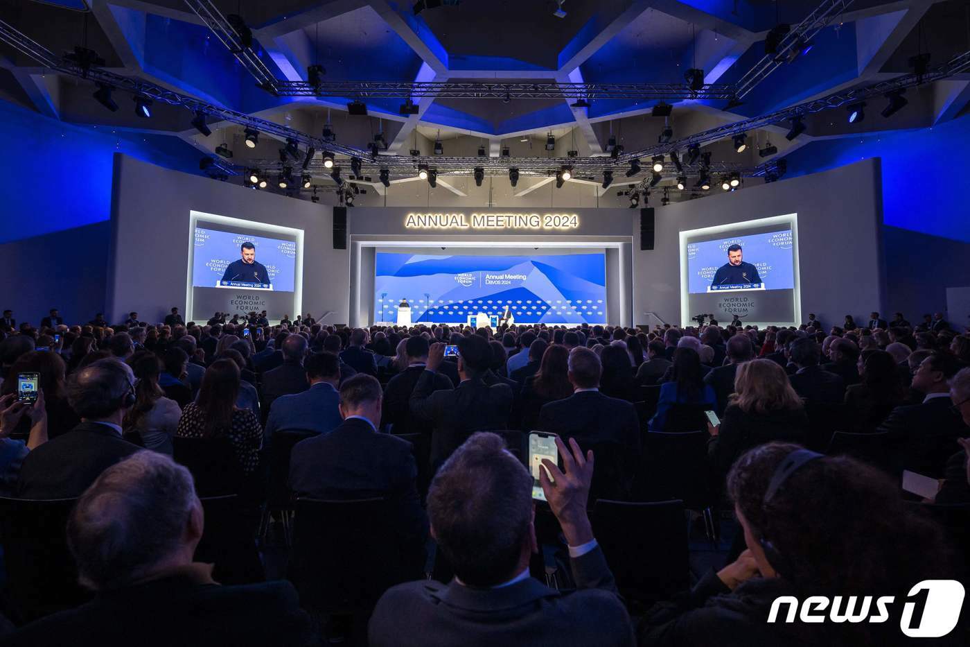 본문 이미지 - 16일(현지시간) 스위스 다보스에서 개최된 세계경제포럼에서 청중들이 볼로디미르 젤렌스키 우크라이나 대통령의 연설을 듣고 있다. 2024.01.16/ ⓒ AFP=뉴스1 ⓒ News1 권진영 기자