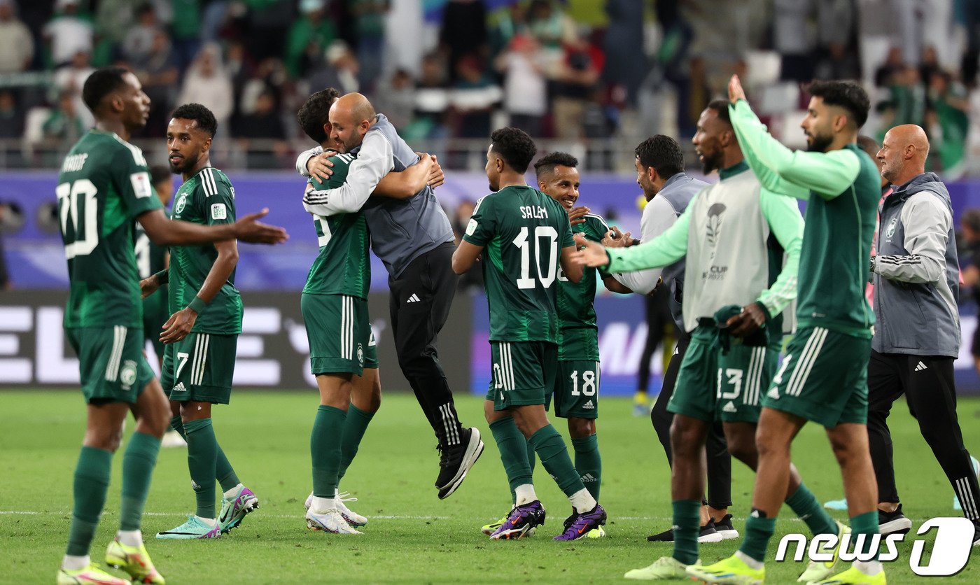 본문 이미지 - 사우디아라비아 선수들이 16일(현지시간) 카타르 도하 칼리파 인터내셔널 스타디움에서 열린 2023 아시아축구연맹(AFC) 카타르 아시안컵 조별리그 F조 사우디아라비아와 오만의 경기에서 2-1로 승리한 후 기뻐하고 있다. 2023.1.17/뉴스1 ⓒ News1 김성진 기자