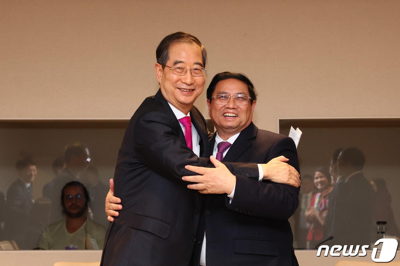 (서울=뉴스1) 허경 기자 = 다보스 세계경제포럼에 참석한 한덕수 국무총리가 16일(현지시간) 스위스 다보스 콩그레스 센터에서 열린 한·베트남 총리 회담에서 팜 밍 찡(Pham M …