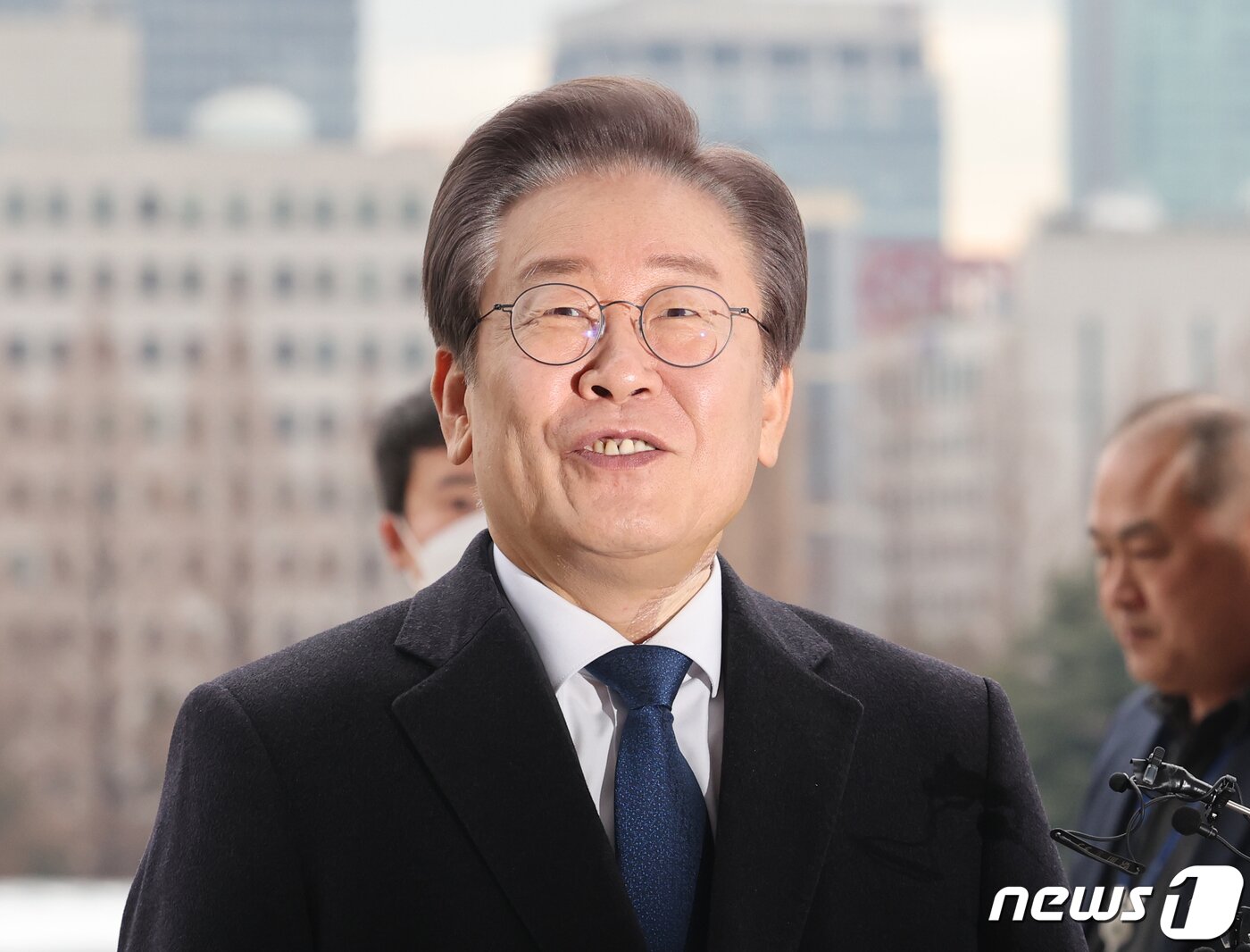 본문 이미지 - 이재명 더불어민주당 대표가 17일 서울 여의도 국회 본청에 들어서며 당무 복귀 인사말을 하고 있다. 부산 가덕도에서 흉기 피습을 당했던 이 대표는 15일 만에 당무에 복귀했다. 2024.1.17/뉴스1 ⓒ News1 송원영 기자