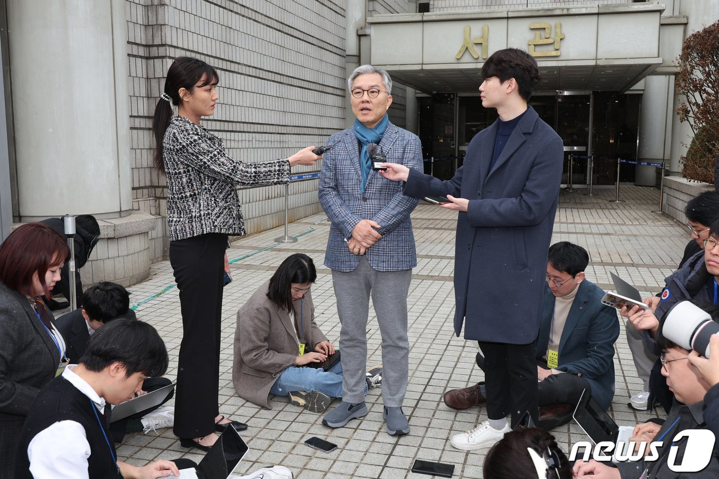 최강욱 전 더불어민주당 의원이 17일 오전 서울 서초구 서울중앙지방법원에서 열린 이동재 전 채널A 기자 명예훼손 혐의 2심 선고 공판을 마친 후 법정을 나서며 입장을 밝히고 있다.   2024.1.17/뉴스1 ⓒ News1 신웅수 기자