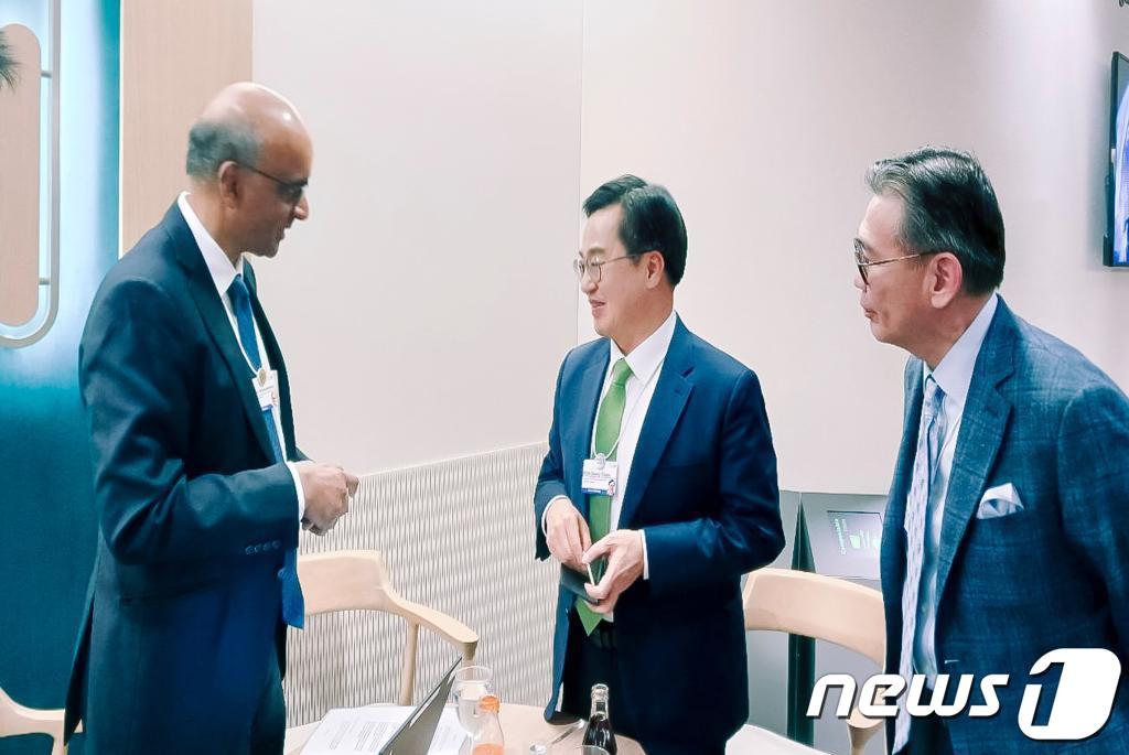 본문 이미지 - 김동연 경기도지사는 현지시각 16일 스위스 다보스 콩그레스 센터(Davos Congress Center)에서 타르만 샨무가라트남(Tharman Shanmugaratnam) 싱가포르 대통령을 만나 “미래성장산업에 있어서 경기도 판교는 한국을 대표한다”면서 “싱가포르와 경기도가 함께 협력해 나가자”며 경기도에 공식 초청했다.(경기도 제공)