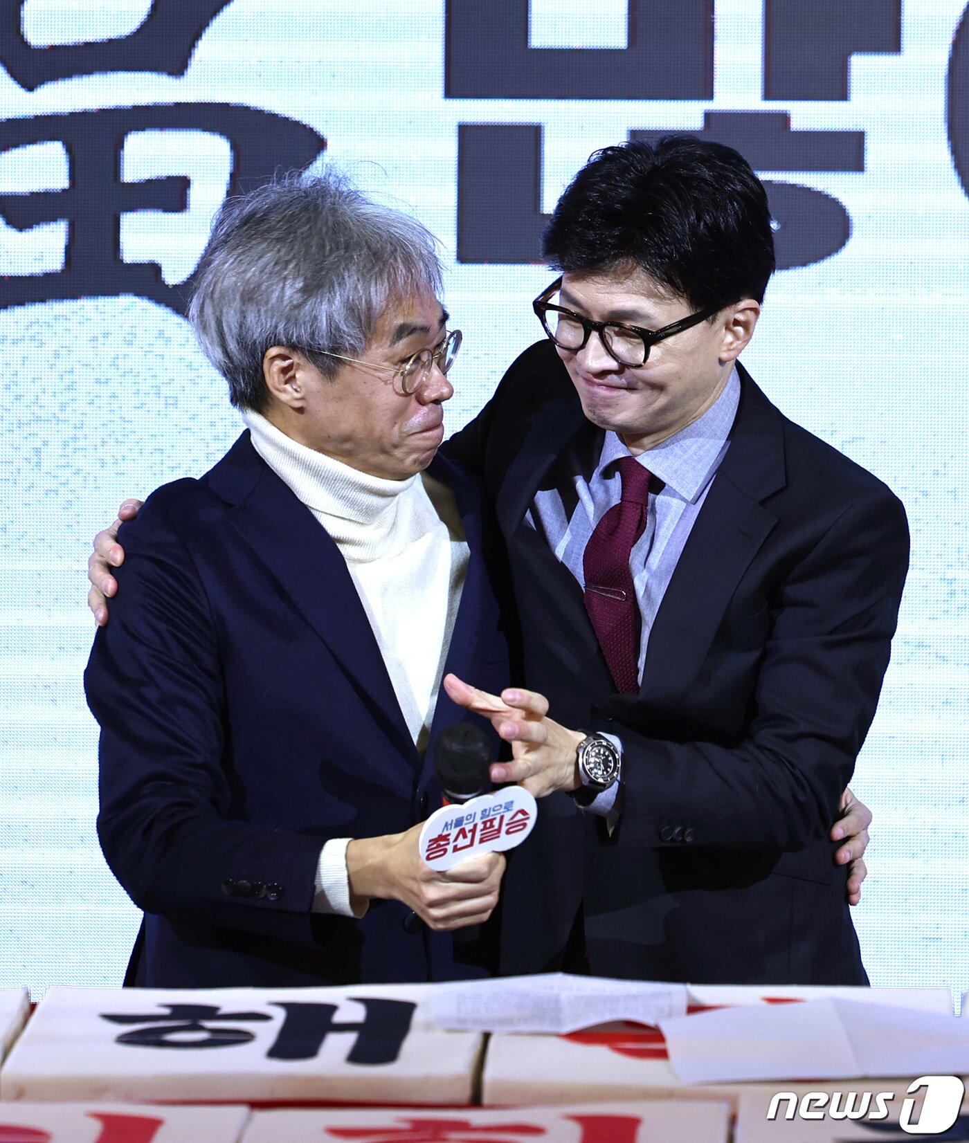 본문 이미지 - 한동훈 국민의힘 비상대책위원장이 17일 오전 서울 마포구 케이터틀에서 열린 국민의힘 서울시당 신년인사회에서 김경율 비대위원과 포옹하고 있다. 2024.1.17/뉴스1 ⓒ News1 구윤성 기자