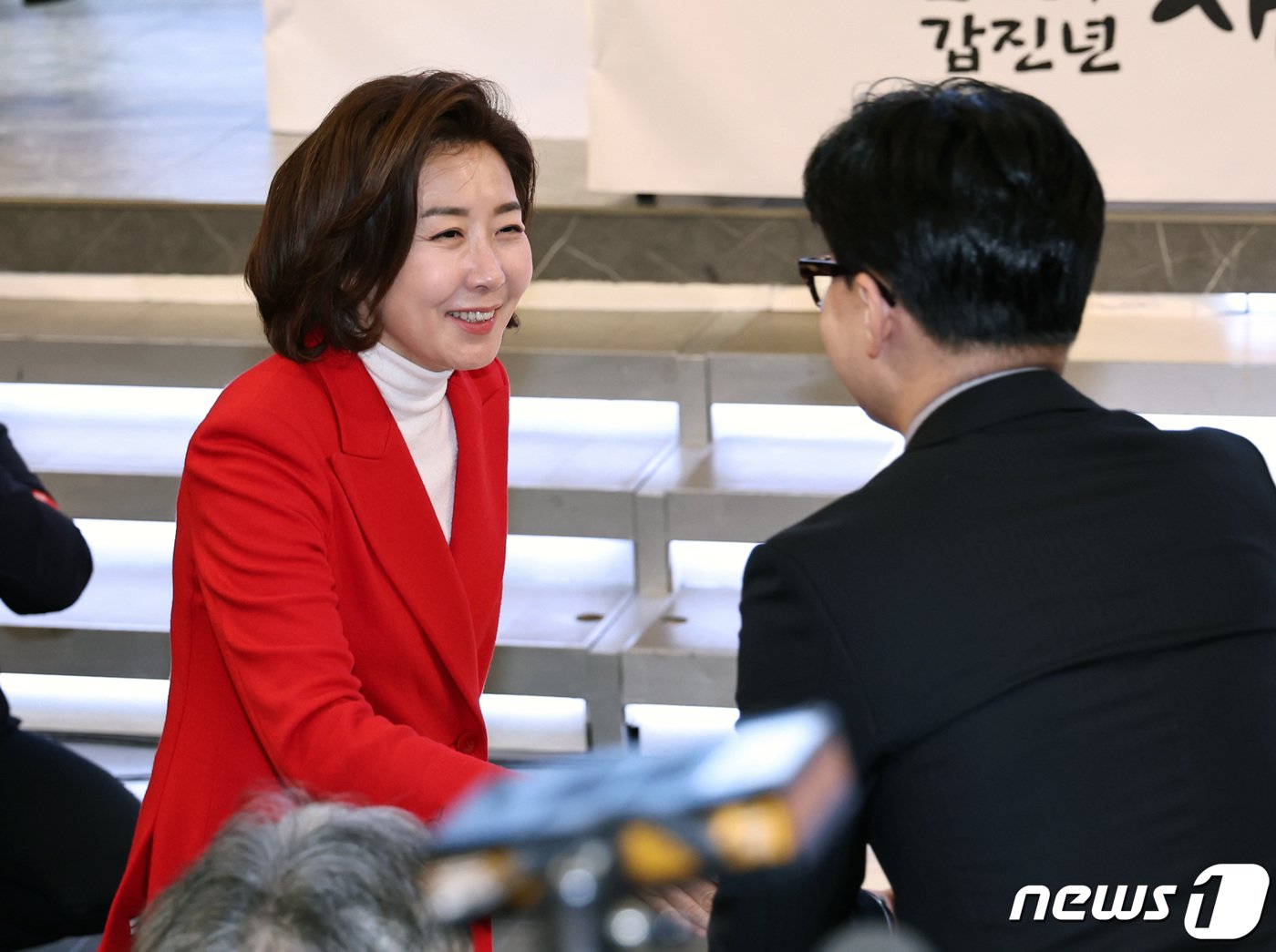본문 이미지 - 국민의힘 나경원 전 의원과 한동훈 비상대책위원장이 서울 마포구 케이터틀에서 열린 국민의힘 서울시당 신년인사회에서 인사 나누고 있다. 2024.1.17/뉴스1 ⓒ News1 구윤성 기자