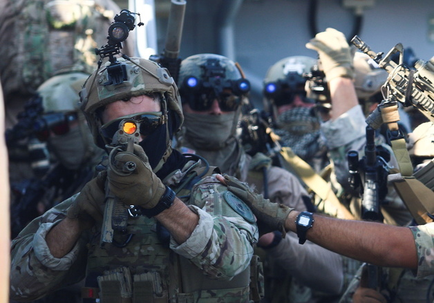 [영상] 이란 한복판에 침투한 네이비씰 '팀 6'...美 최정예로 불리는 이유