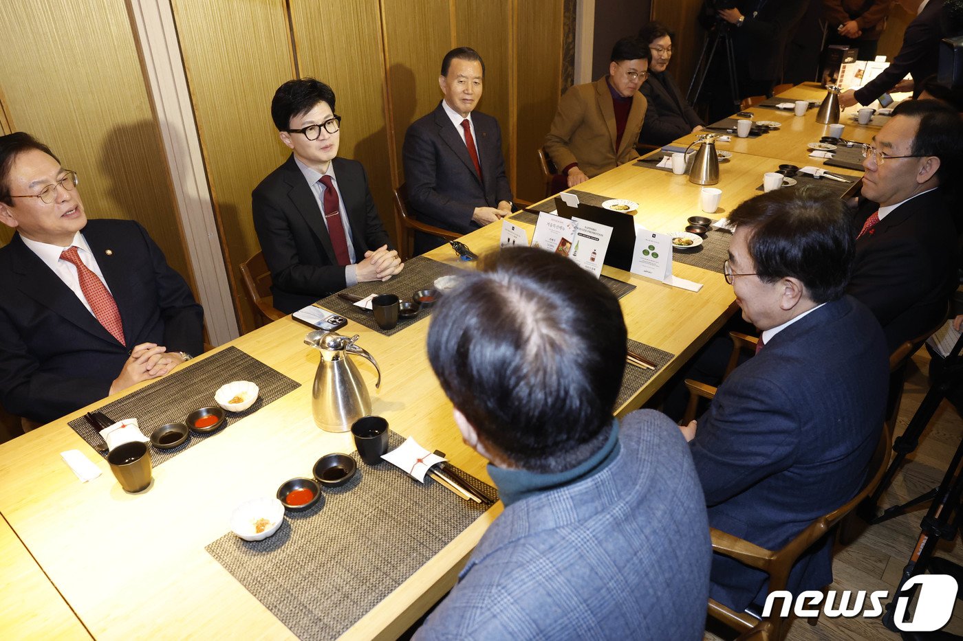 본문 이미지 - 한동훈 국민의힘 비상대책위원장이 17일 오전 서울 영등포구 콘래드서울 호텔의 한 식당에서 4·5선 중진 의원 오찬 간담회를 하고 있다. (공동취재) 2024.1.17/뉴스1 ⓒ News1 안은나 기자