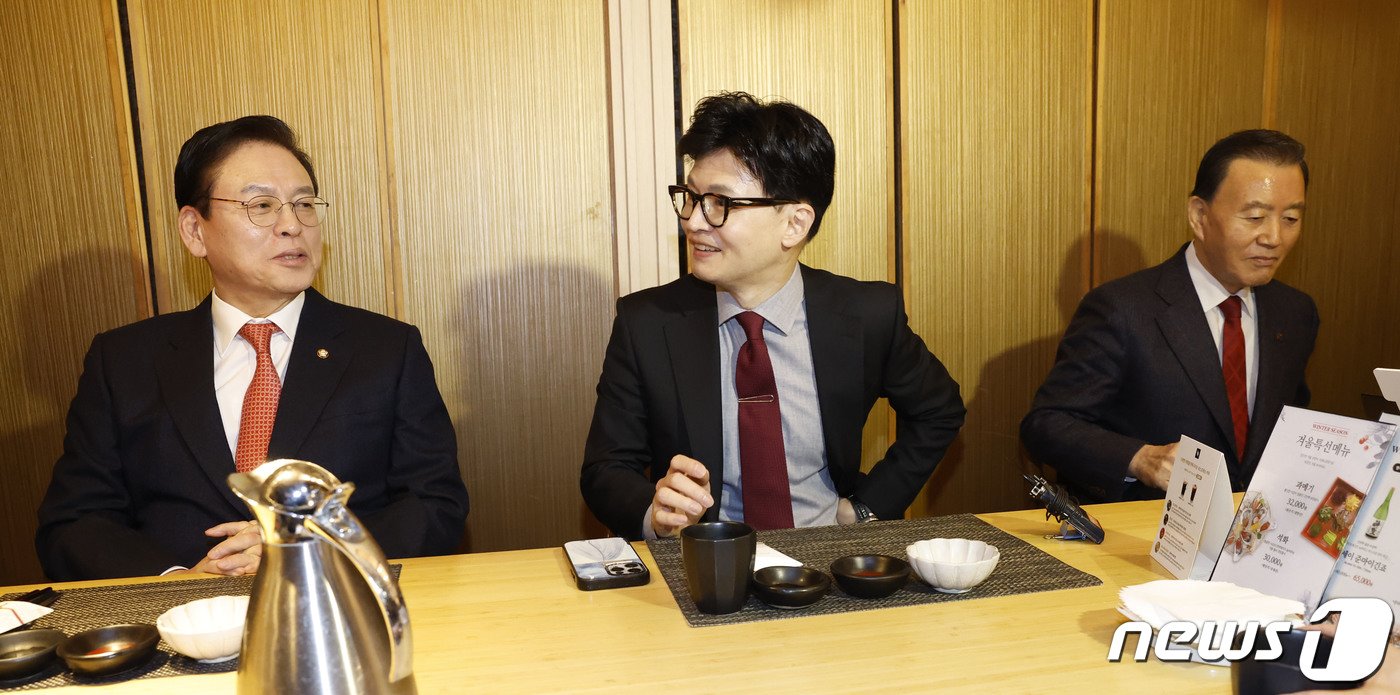 본문 이미지 - 한동훈 국민의힘 비상대책위원장이 17일 오전 서울 영등포구 콘래드서울 호텔의 한 식당에서 열린 4·5선 중진 의원 오찬 간담회를 하고 있다. (공동취재) 2024.1.17/뉴스1 ⓒ News1 안은나 기자