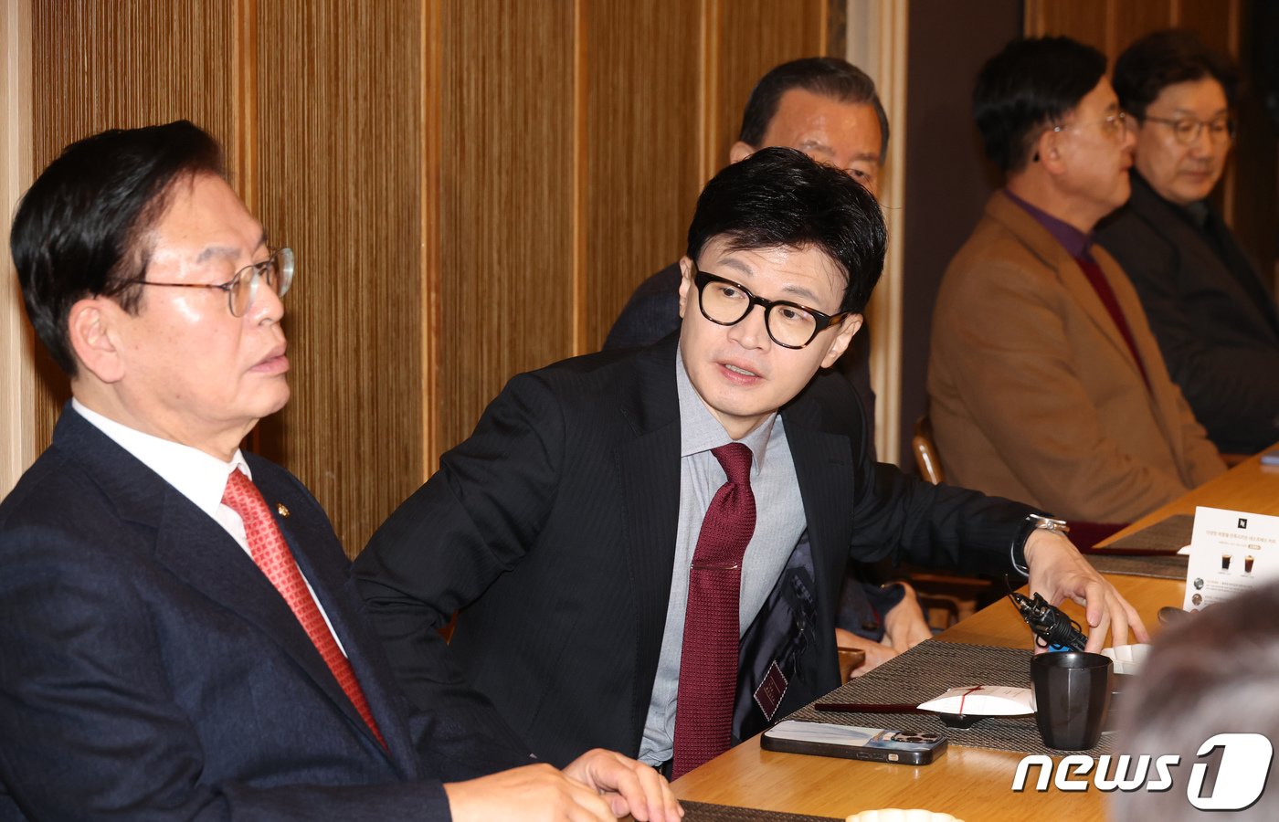 본문 이미지 - 한동훈 국민의힘 비상대책위원장이 17일 서울 여의도 한 식당에서 4선 이상 의원들과 오찬을 갖기에 앞서 환담하고 있다. (공동취재) 2024.1.17/뉴스1 ⓒ News1 안은나 기자