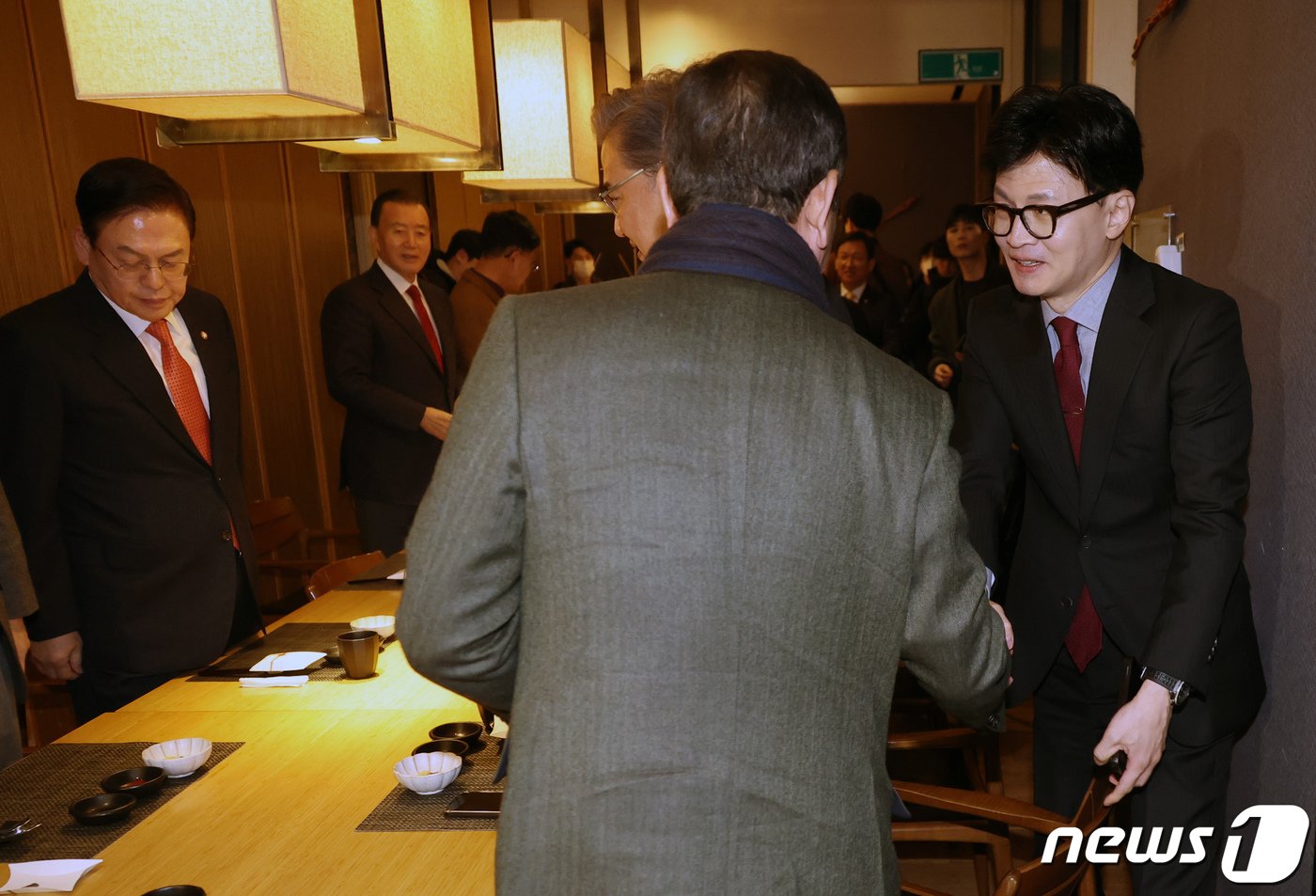 본문 이미지 - 한동훈 국민의힘 비상대책위원장이 17일 낮 서울 여의도 한 식당에서 4선 이상 의원들과 오찬을 갖기에 앞서 참석자들과 인사하고 있다. (공동취재)2024.1.17/뉴스1 ⓒ News1 안은나 기자