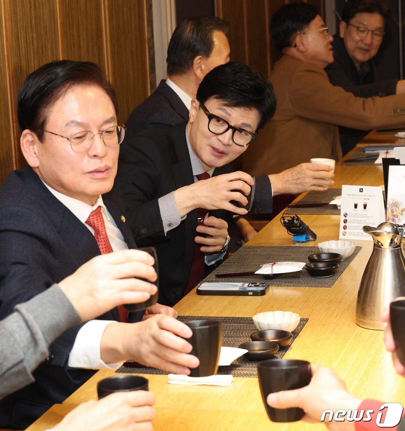 본문 이미지 - 한동훈 국민의힘 비상대책위원장이 17일 오전 서울 영등포구 콘래드서울 호텔의 한 식당에서 4선 이상 의원들과 오찬에 앞서 물잔으로 건배하고 있다. (공동취재) 2024.1.17/뉴스1 ⓒ News1 안은나 기자