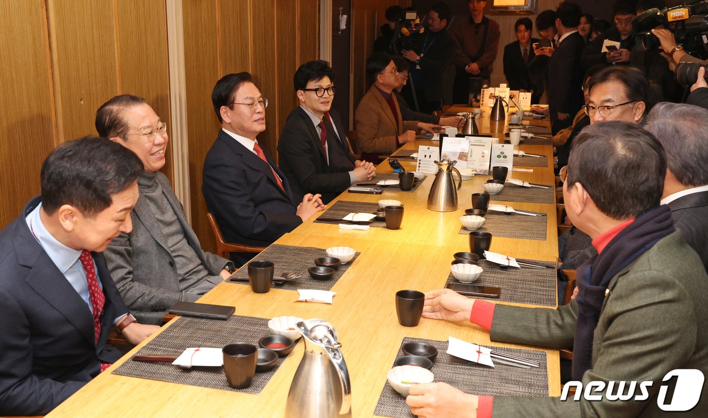 한동훈 국민의힘 비상대책위원장이 17일 서울 여의도 한 식당에서 4선 이상 의원들과 오찬을 갖기에 앞서 환담하고 있다. &#40;공동취재&#41; 2024.1.17/뉴스1 ⓒ News1 안은나 기자