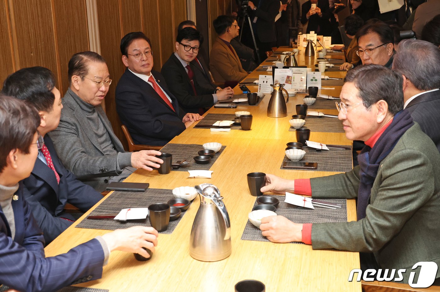 본문 이미지 - 한동훈 국민의힘 비상대책위원장이 17일 오전 서울 영등포구 콘래드서울 호텔의 한 식당에서 4·5선 중진 의원 오찬 간담회를 하고 있다. (공동취재) 2024.1.17/뉴스1 ⓒ News1 안은나 기자