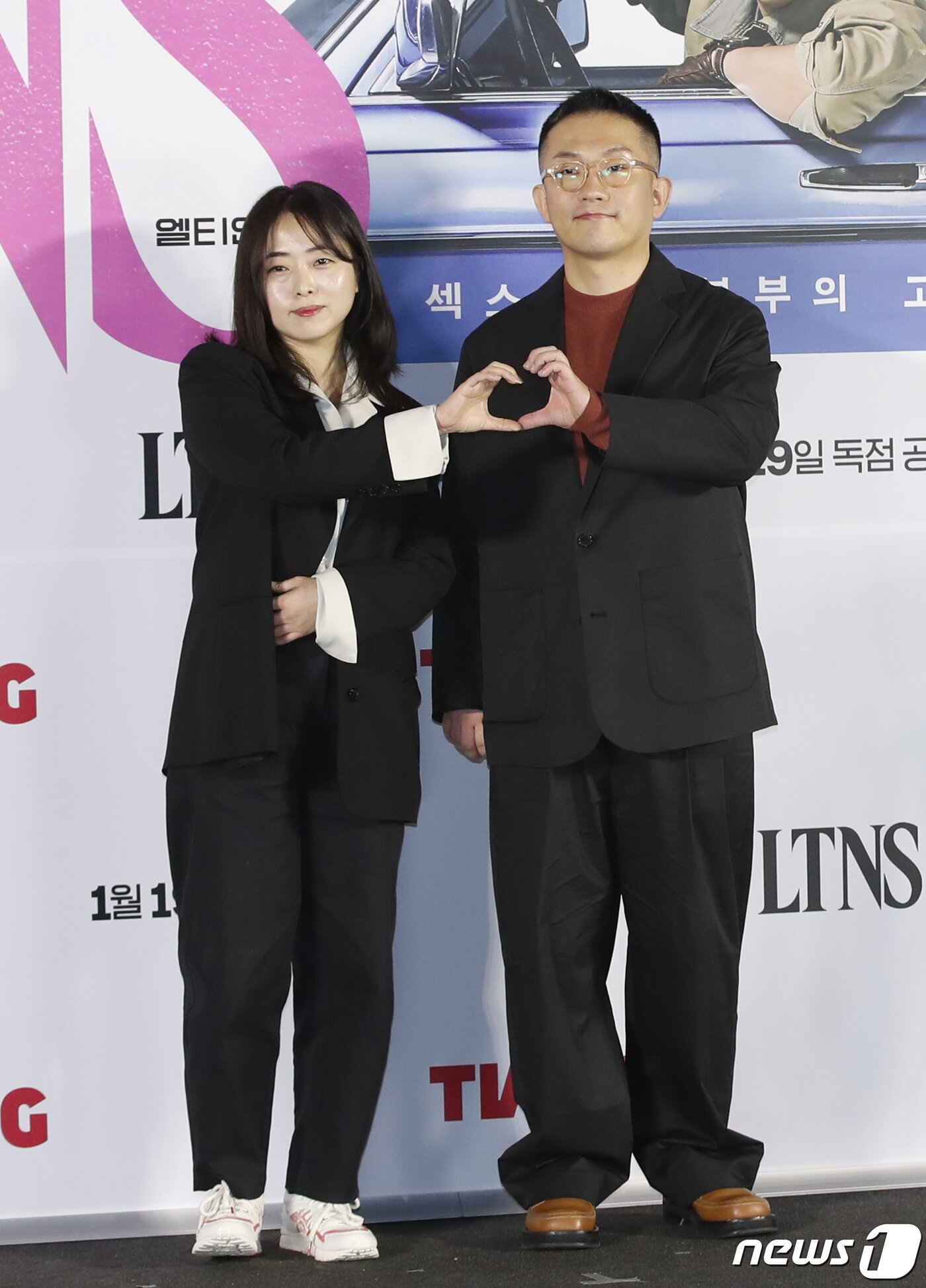 본문 이미지 - 전고운, 임대형(오른쪽) 감독이 17일 서울 용산구 CGV용산아이파크몰에서 열린 티빙 오리지널 시리즈 'LTNS' 제작발표회에서 포즈를 취하고 있다. 'LTNS'는 짠한 현실에 관계마저 소원해진 부부 우진(이솜 분)과 사무엘(안재홍 분)이 돈을 벌기 위해 불륜 커플들의 뒤를 쫓으며 일어나는 예측불허 고자극 불륜 추적 활극이다. 2024.1.17/뉴스1 ⓒ News1 권현진 기자