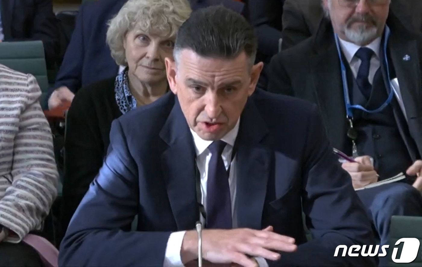 본문 이미지 - 16일(현지시간) 일본 정보통신(IT) 업체 후지쯔의 폴 패터슨 유럽 대표가 영국 런던 의회 청문회에 출석해 자사 개발 회계 소프트웨어 '호라이즌'의 결함으로 불거진 '우체국 스캔들' 사태에 대해 사과하고 있다. 2024.01.16/ ⓒ AFP=뉴스1 ⓒ News1 박재하 기자