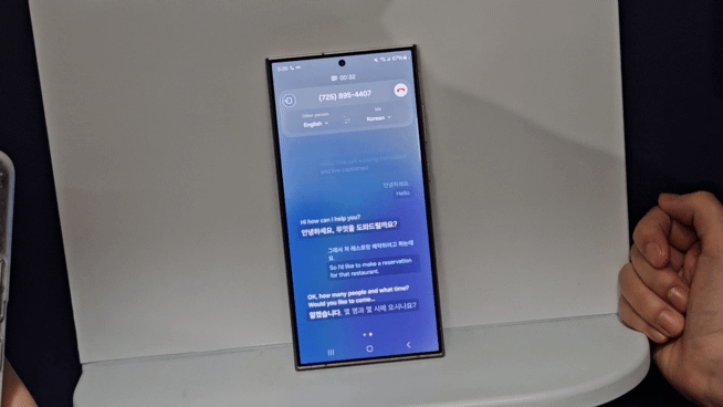 본문 이미지 -  갤럭시S24 시리즈에 들어간 '실시간 통화 통역콜'로 식당 예약을 하는 모습. 