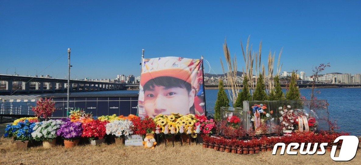 본문 이미지 - 지난 15일 서울 반포한강공원에 규모를 줄여 새로 조성한 &#39;손정민씨 추모공간&#39;. 2021년 5월부터 운영돼 온 추모공간에 대해 일부시민들이 철수 민원을 여러차례 제기, 서울시측이 추모공간 운영시민들과 협의끝에 규모를 줄이는 선에서 타협점을 찾았다. &#40;SNS 갈무리&#41; 