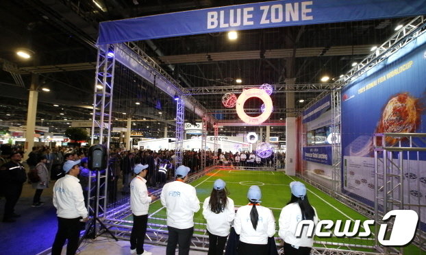 본문 이미지 - CES 행사장 가운 하나인 베네치안 엑스포에서 펼쳐지고 있는 드론축구 경기 모습.(전주시 제공)/뉴스1