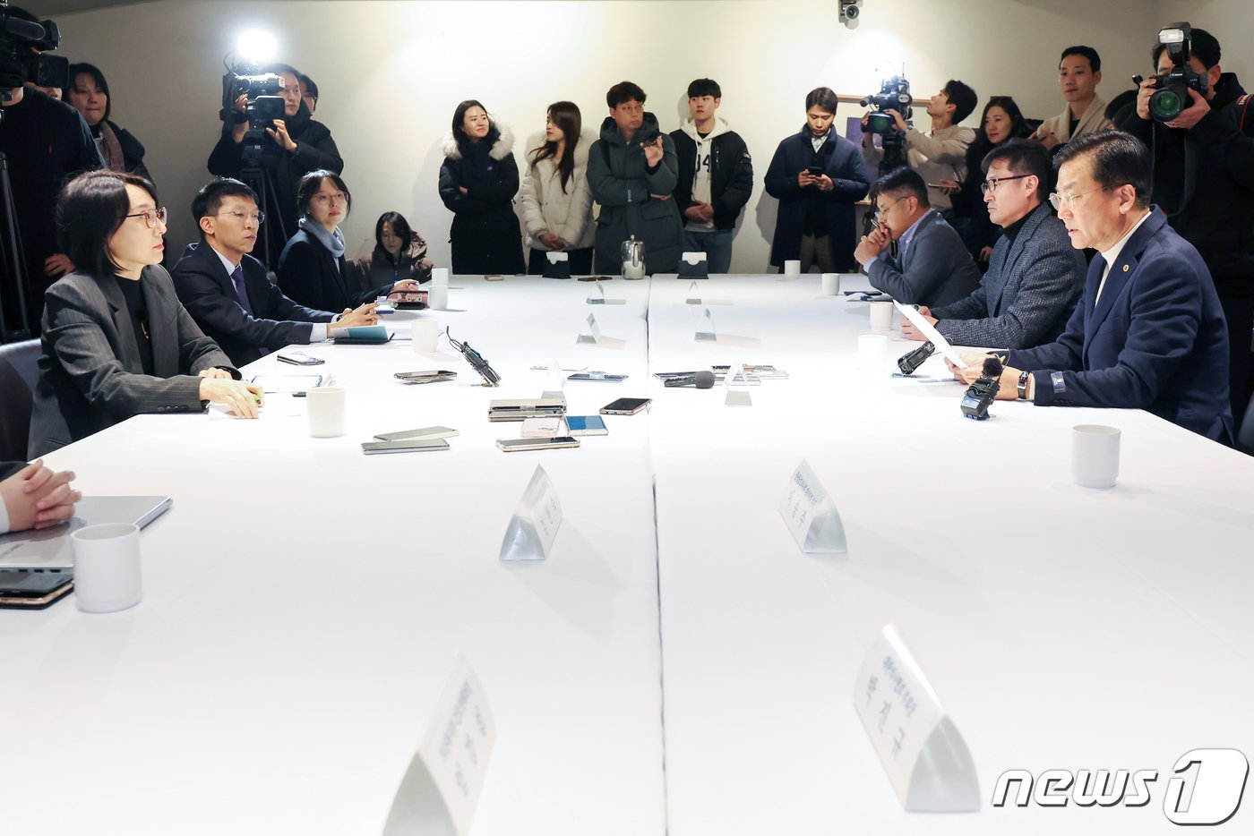 본문 이미지 - 양동호 대한의사협회 의료현안협의체 협상단장이 17일 오후 서울 중구 달개비에서 열린 제25차 의료현안협의체 회의에서 모두 발언을 하고 있다. 2024.1.17/뉴스1 ⓒ News1 민경석 기자