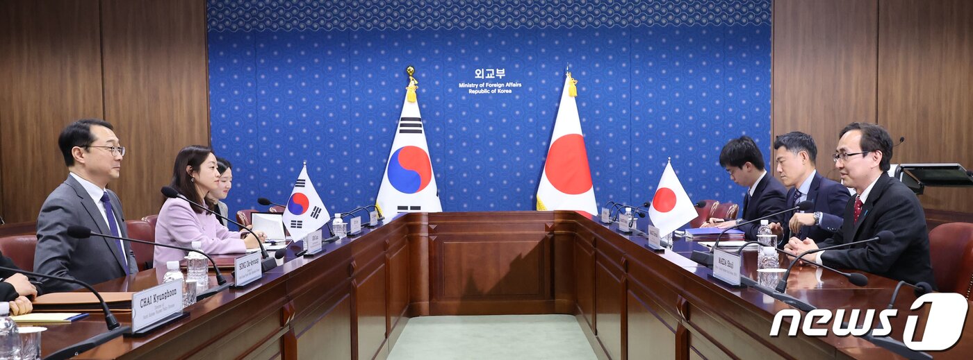 본문 이미지 - 김건 외교부 한반도평화교섭본부장(왼쪽)과 나마즈 히로유키 일본 외무성 아시아대양주국장이 17일 서울 종로구 외교부 청사에서 열린 한일 북핵수석대표협의에 참석 하고있다. (공동취재) 2024.1.17/뉴스1 ⓒ News1 허경 기자