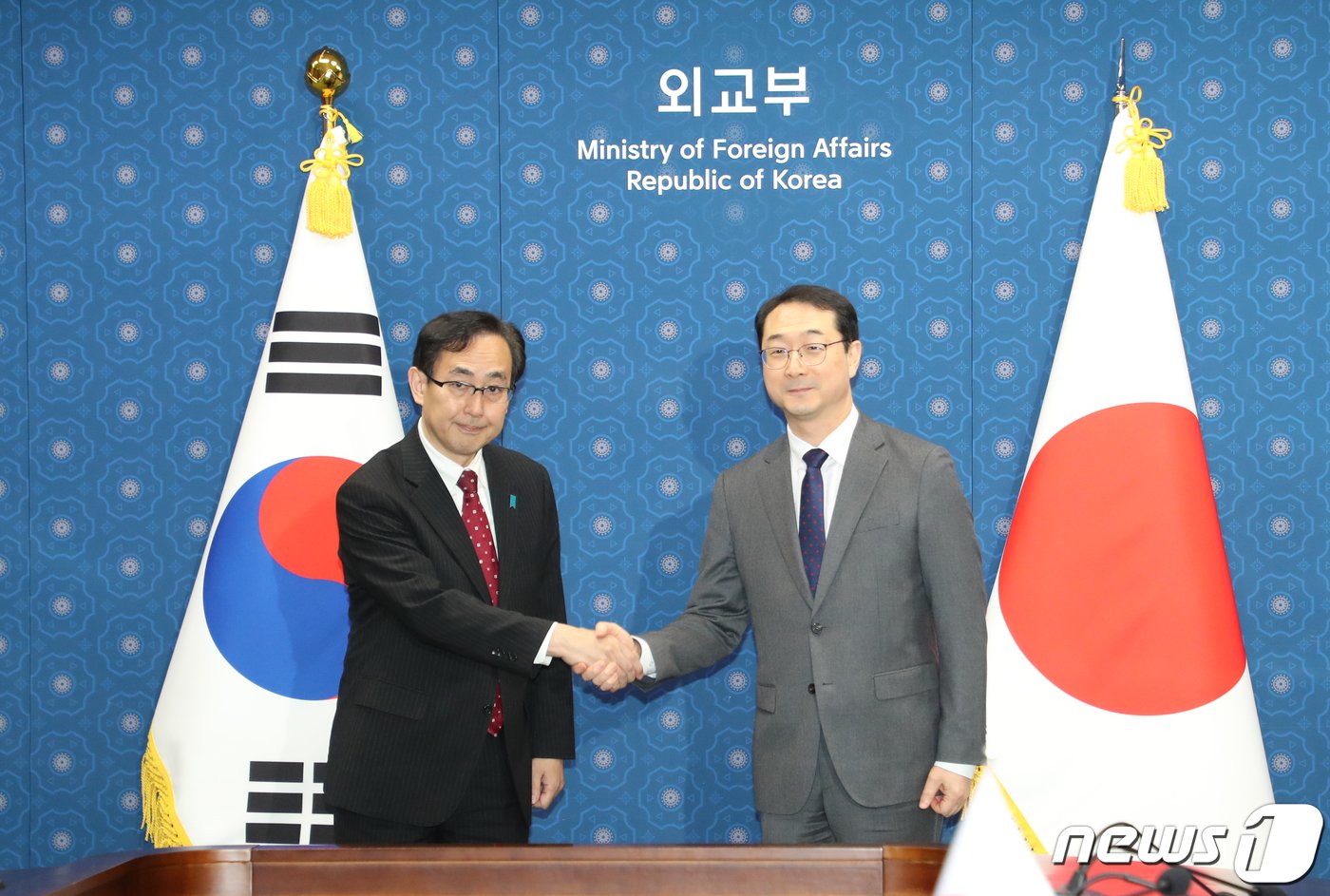 본문 이미지 - 김건 외교부 한반도평화교섭본부장(오른쪽)과 나마즈 히로유키 일본 외무성 아시아대양주국장이 17일 서울 종로구 외교부 청사에서 열린 한일 북핵수석대표협의에서 악수하고 있다. (공동취재) 2024.1.17/뉴스1 ⓒ News1 허경 기자