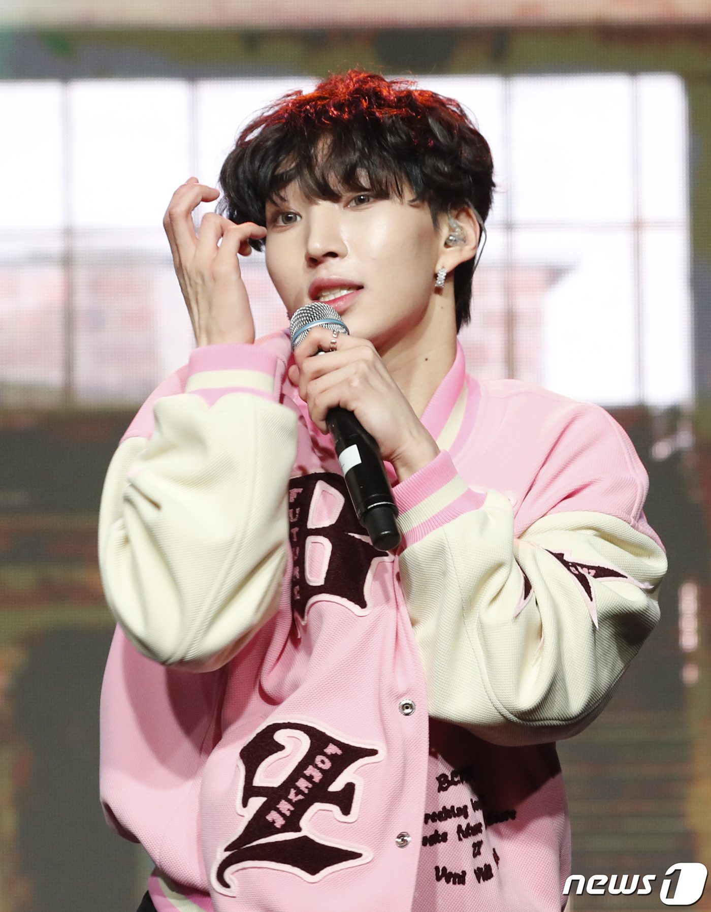 (서울=뉴스1) 권현진 기자 = 그룹 다이몬 태극이 17일 오후 서울 강남구 일지아트홀에서 가진 첫 번째 미니앨범 '하이퍼스페이스(HYPERSPACE)'발매 기념 쇼케이스에서 신곡 …