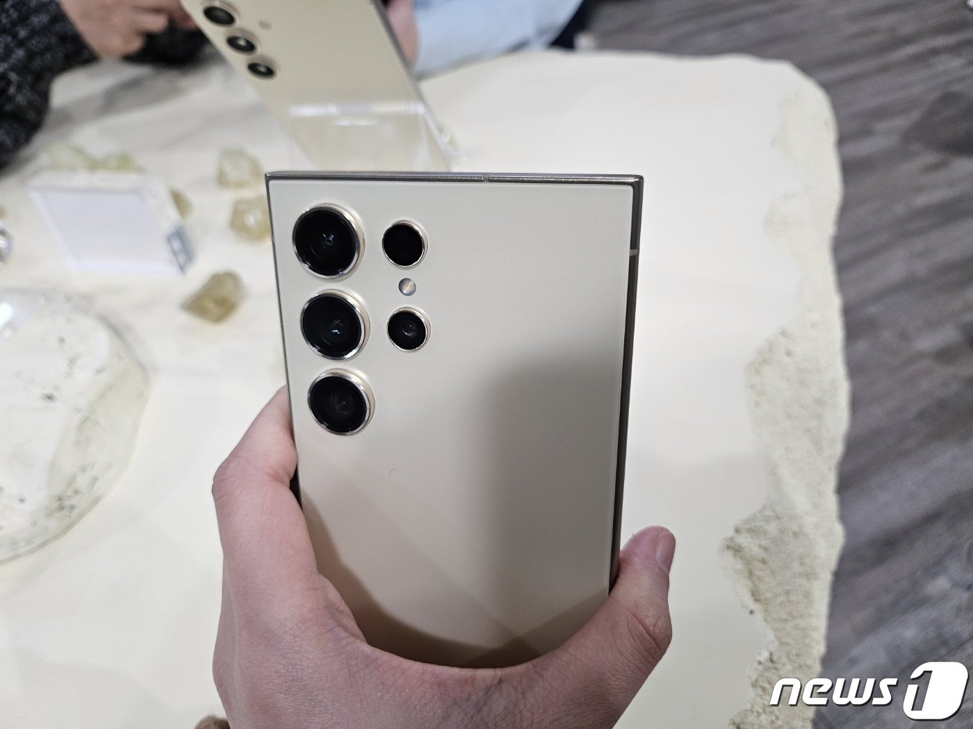 본문 이미지 -  플랫 디스플레이가 적용된 갤럭시S24 울트라 모델. 2024.01.18. 오현주 기자 