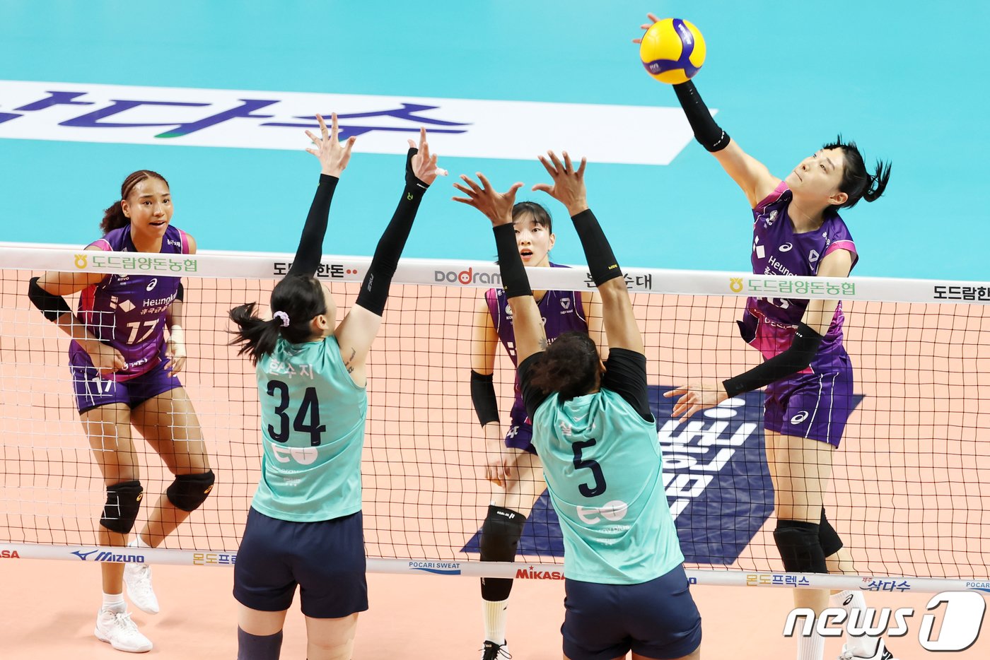 본문 이미지 - 17일 서울 중구 장충체육관에서 열린 프로배구 도드람 2023-2024 V-리그 여자부 GS칼텍스와 흥국생명의 경기에서 흥국생명 김연경이 공격을 시도하고 있다. 2024.1.17/뉴스1 ⓒ News1 민경석 기자
