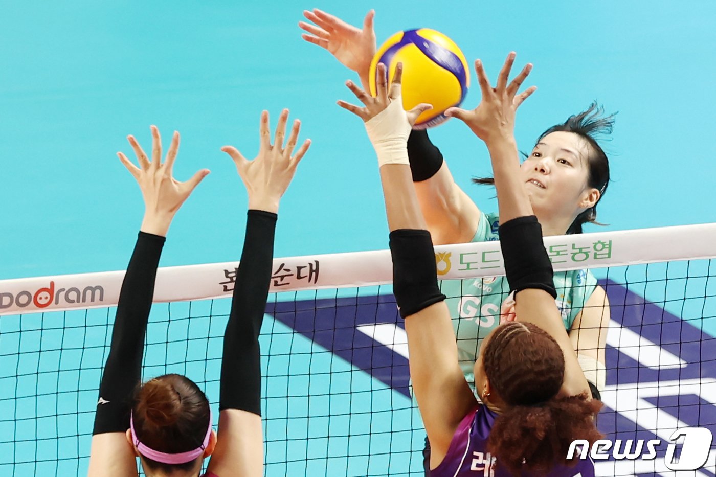 본문 이미지 - 17일 서울 중구 장충체육관에서 열린 프로배구 도드람 2023-2024 V-리그 여자부 GS칼텍스와 흥국생명의 경기에서 GS칼텍스 유서연이 공격을 시도하고 있다. 2024.1.17/뉴스1 ⓒ News1 민경석 기자