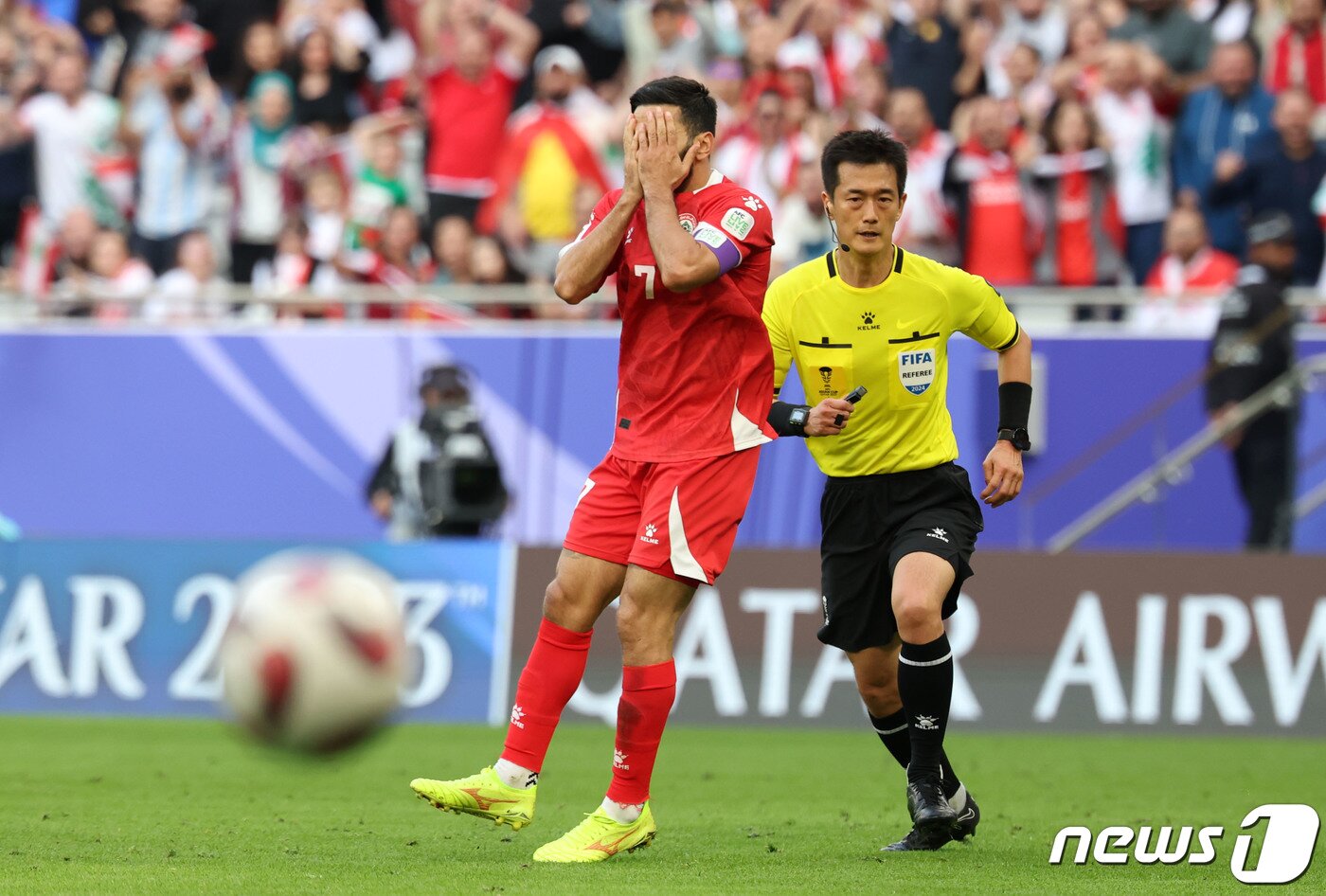 본문 이미지 - 레바논 부기엘이 17일(현지시간) 카타르 도하 알투마마 스타디움에서 열린 2023 아시아축구연맹(AFC) 카타르 아시안컵 조별리그 A조 중국과 레바논의 경기에서 슈팅이 골포스트를 맞고 나오자 아쉬워하고 있다. 2023.1.17/뉴스1 ⓒ News1 김성진 기자