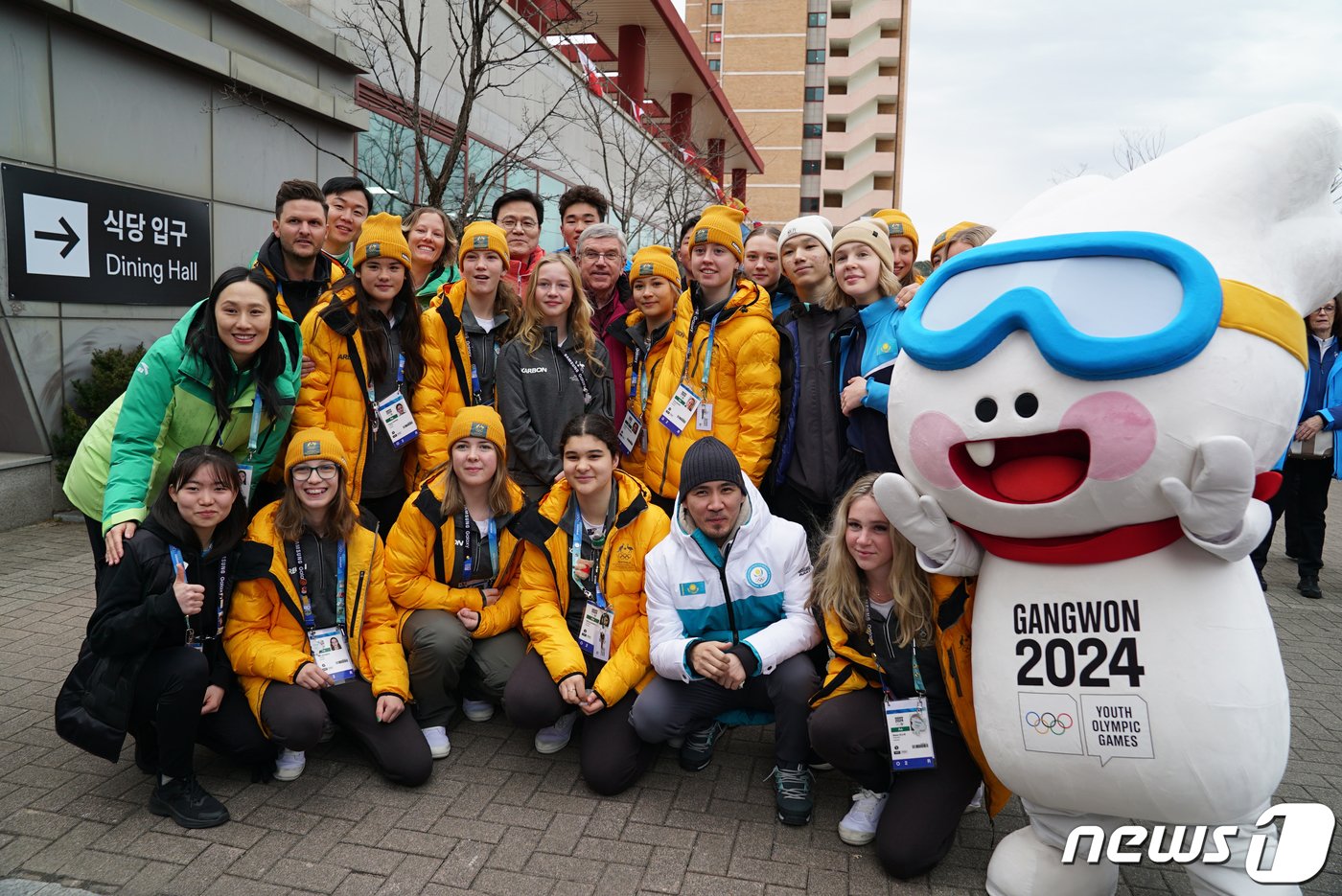 토마스 바흐 국제올림픽위원회&#40;IOC&#41; 위원장이 17일 강원 강릉시 강릉원주대학교 내 강원동계청소년올림픽 강릉선수촌을 방문해 선수들과 기념 촬영을 하고 있다. &#40;2024 강원 동계청소년올림픽대회 조직위원회 제공&#41; 2024.1.17/뉴스1 ⓒ News1 김진환 기자