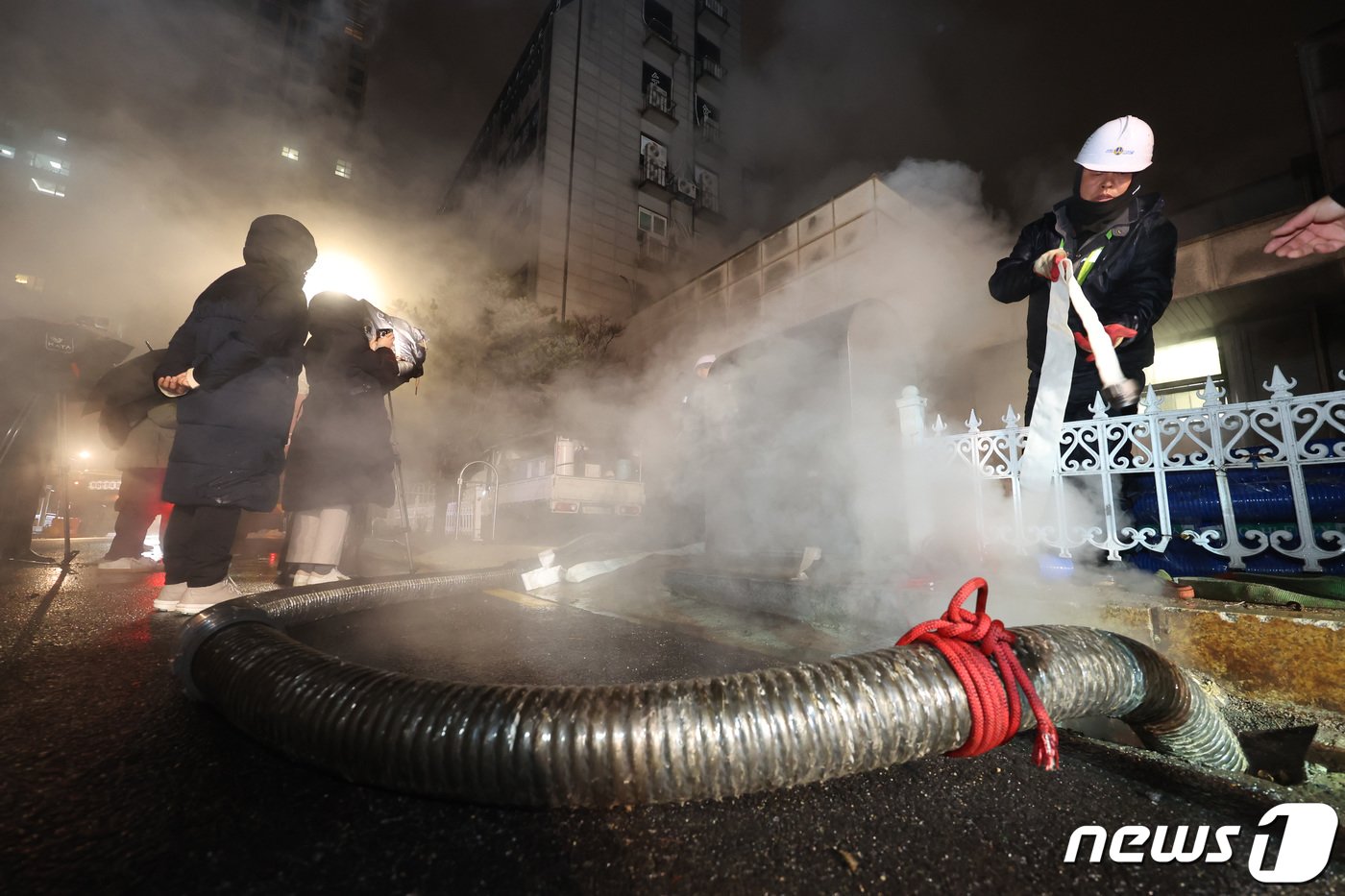 서울 양천·구로구 일대에 온수와 난방이 중단된 가운데 18일 밤 서울 양천구 신정동 신정가압장 일대에서 소방당국을 비롯한 서울에너지공사 관계자들이 복구 작업을 하고 있다. 2024.1.18/뉴스1 ⓒ News1 김민지 기자