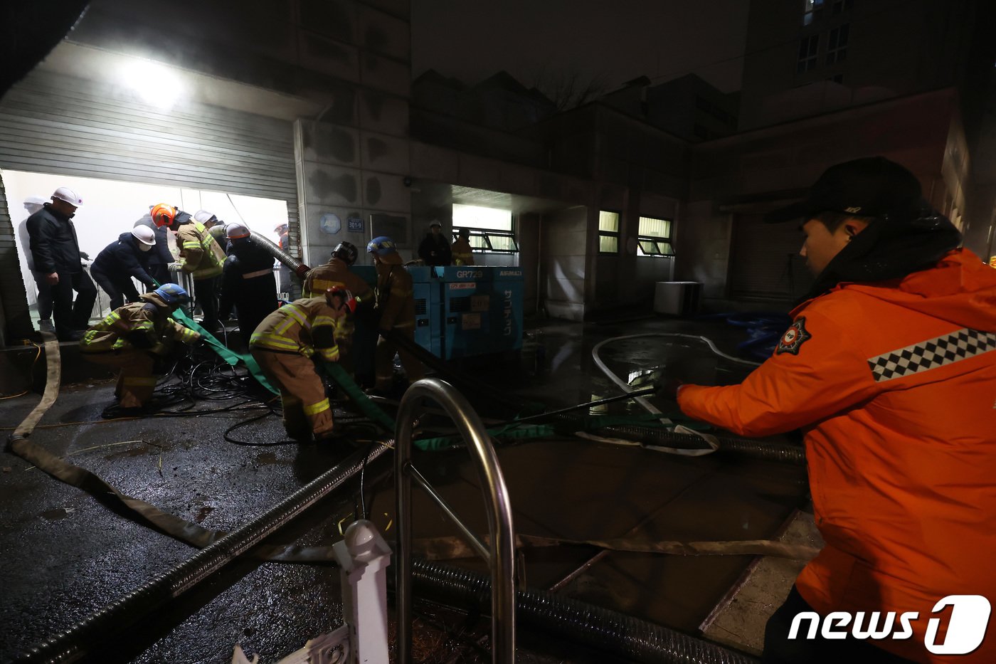 서울 양천·구로구 일대에 온수와 난방이 중단된 가운데 18일 밤 서울 양천구 신정동 신정가압장 일대에서 소방당국을 비롯한 서울에너지공사 관계자들이 복구 작업을 하고 있다. 2024.1.18/뉴스1 ⓒ News1 김민지 기자