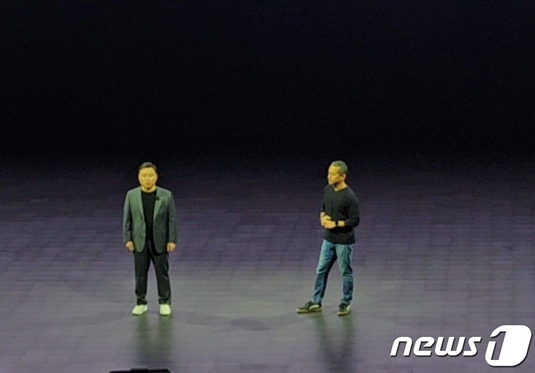 본문 이미지 - 구글 수석 부사장,  언팩 행사장 등장. 2024.01.18.오현주 기자 