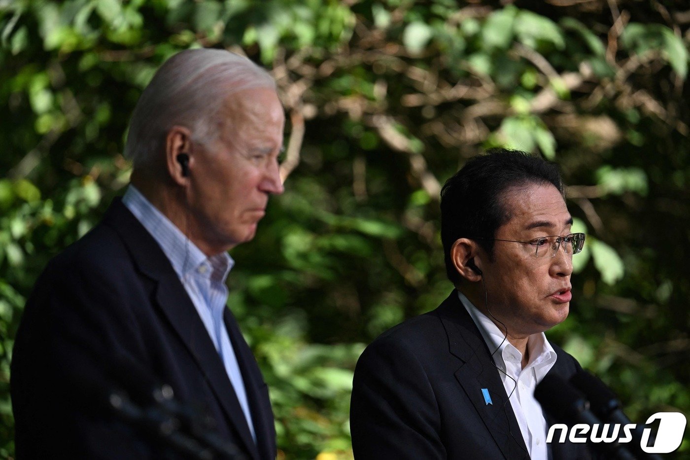 본문 이미지 - 2023년 8월18일 미국 메릴랜드주에 위치한 미 대통령 전용 별장 캠프 데이비드에서 열린 한미일 정상회의 중 기시다 후미오 일본 총리(오른쪽)의 발언을 조 바이든 미국 대통령이 듣고 있다. 2023.08.18 ⓒ AFP=뉴스1 ⓒ News1 정지윤 기자