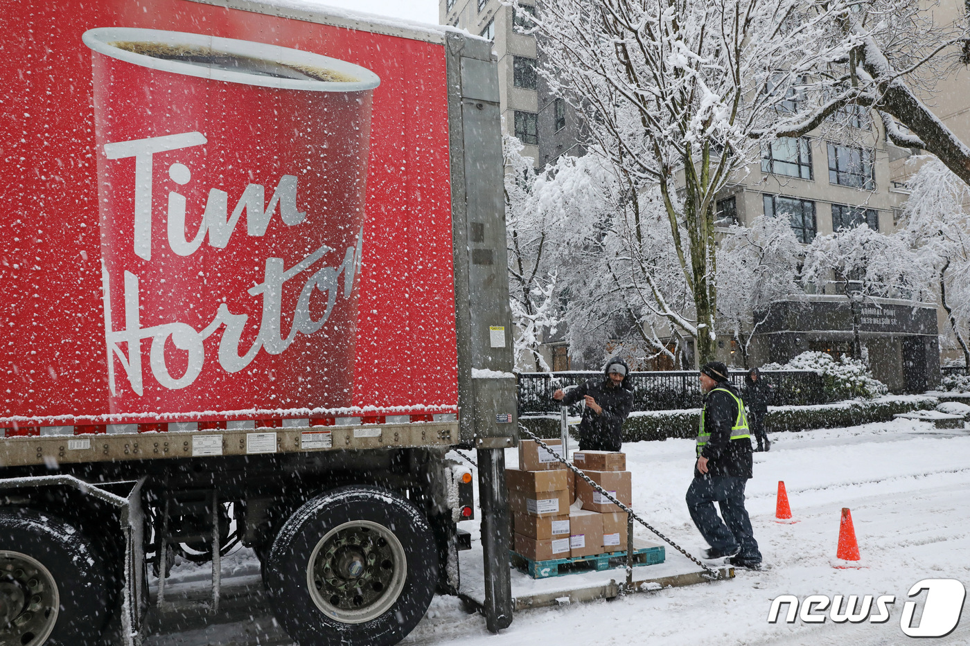 (밴쿠버 로이터=뉴스1) 정지윤 기자 = 17일(현지시간) 캐나다 밴쿠버에 눈폭풍이 몰아치는 가운데 캐나다의 가성비 카페로 알려진 '팀홀튼'의 물류 차량이 세워져 있다. 2024. …