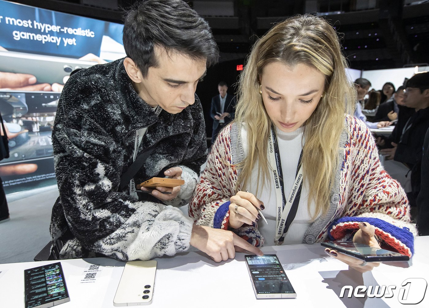 본문 이미지 - 17일(현지시간) 미국 새너제이에 위치한 SAP센터에서 개최된 '갤럭시 언팩 2024'에서 관람객이 '갤럭시 S24' 시리즈를 체험하고 있다. (삼성전자 제공) 2024.1.18/뉴스1