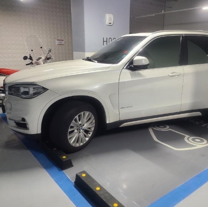 본문 이미지 - 부산 해운대구에서 한 주민이 아파트 정문 출구를 막고 차를 세운 사실이 알려졌던 차주가 이번엔 경차 전용 주차 공간 두 자리를 차지하고 차를 댔다는 사연이 전해져 황당함을 안기고 있다. 보배드림 갈무리